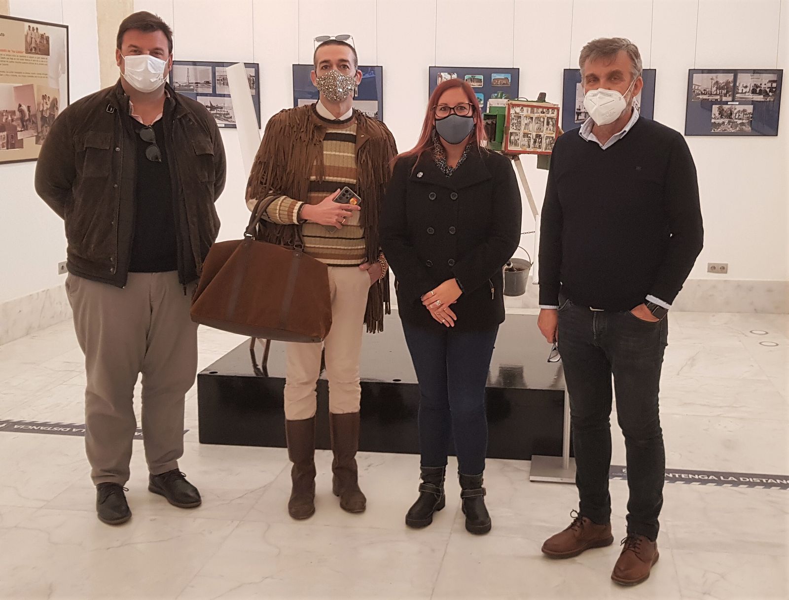 Los ediles asistentes a la inauguración de la muestra, con el director de la Sala Museo.