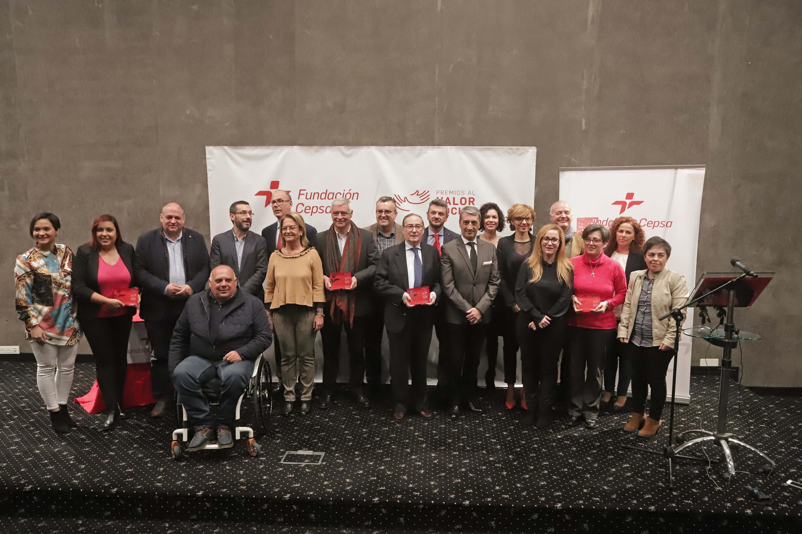 Foto de familia de los premiados por la Fundación Cepsa