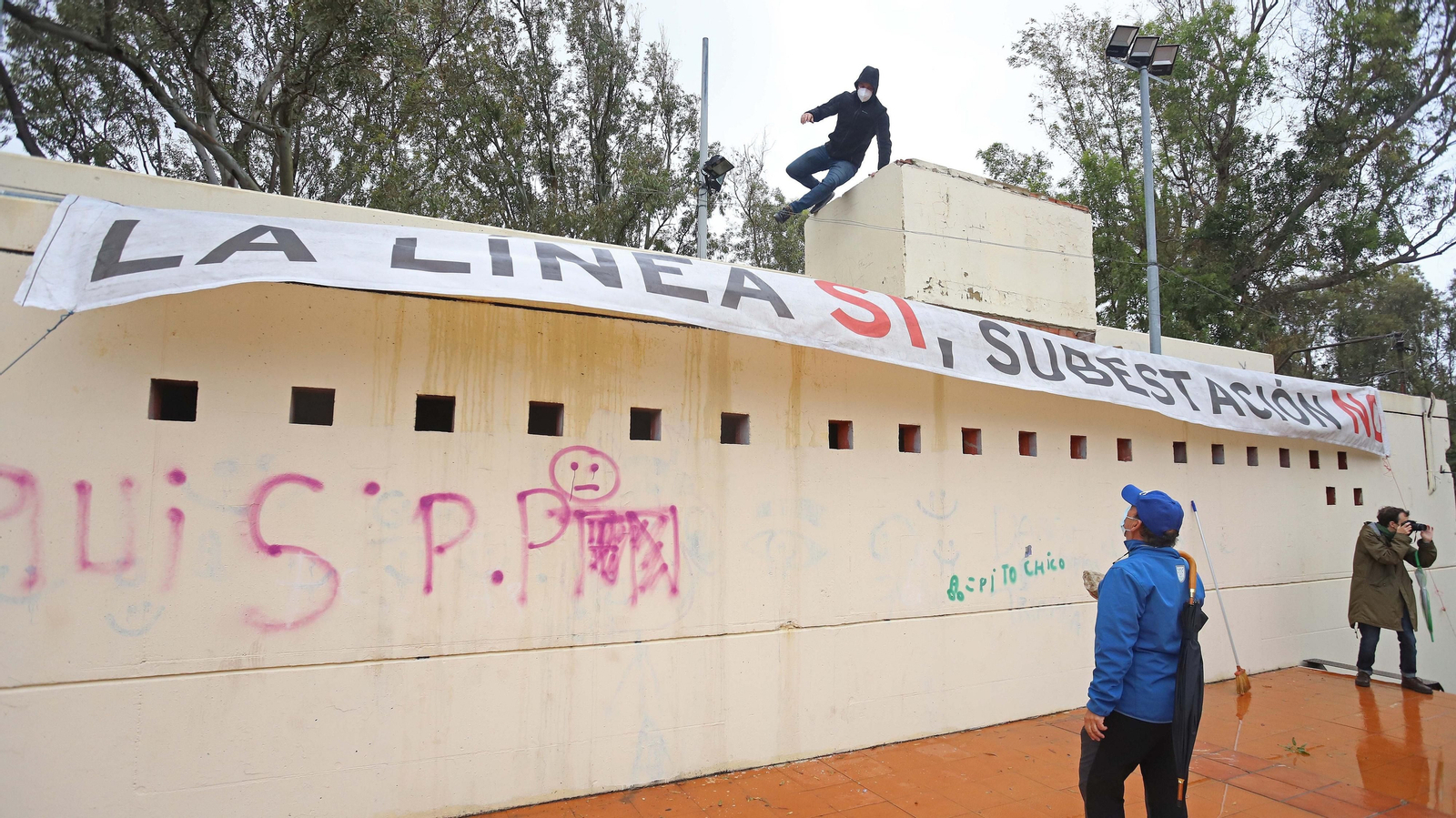 Fotos de la concentración contra la subestación de Red Eléctrica en La Línea