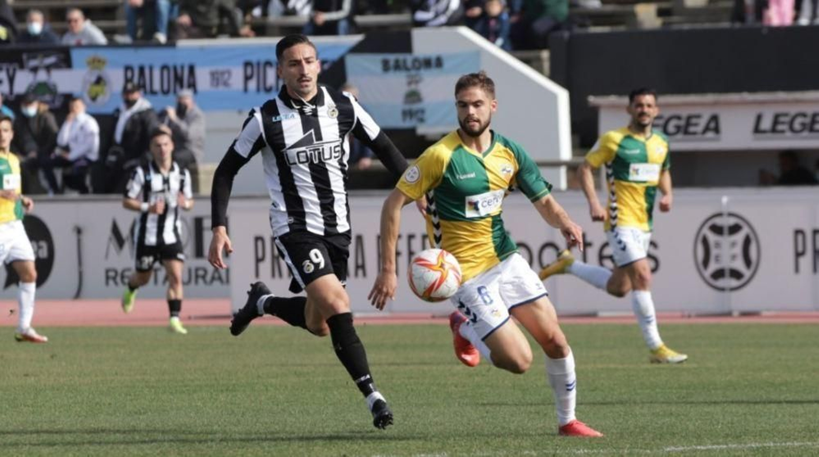 Iván Martín presiona al visitante Guillem Molina