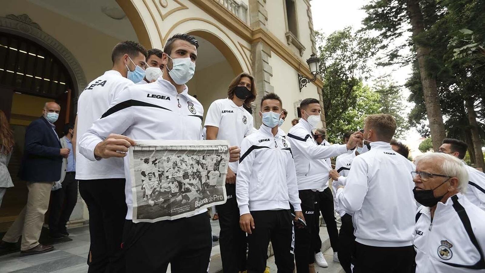 Las fotos de la recepción del Ayuntamiento de la Línea a la Balona  por su ascenso a Primera RFEF