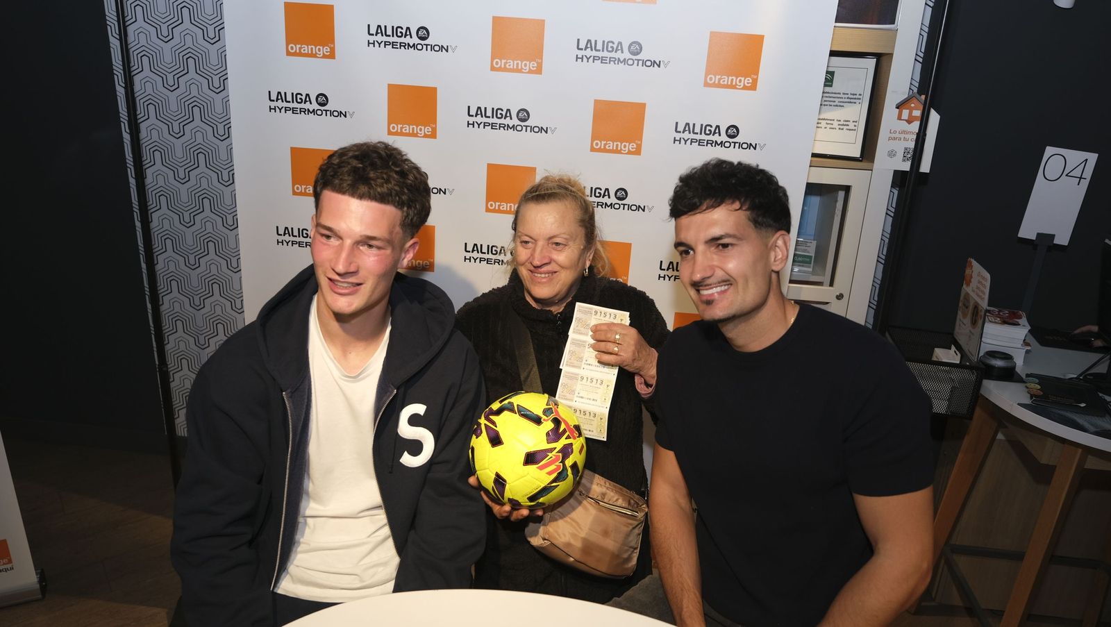 Búscate en las fotos de la firma de los jugadores de la U.D. Almería en la tienda Orange