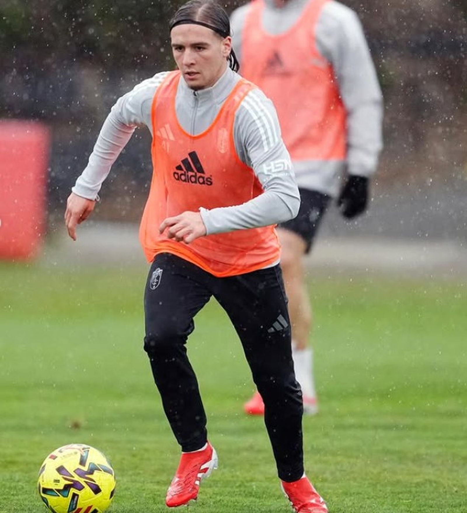 Izán González durante un entrenamiento con el Granada