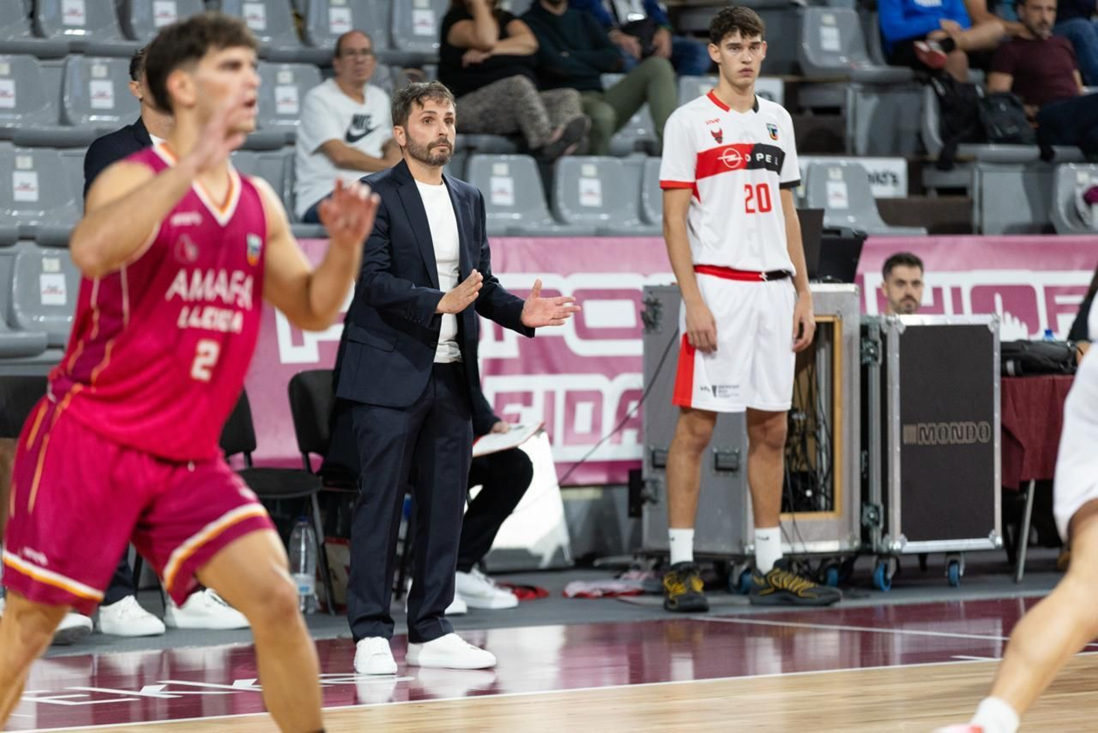 Samu Gómez en el duelo del debut de los rojinegros.