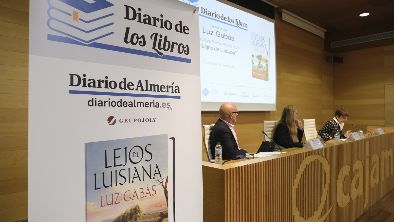 Imágenes del Diario de los Libros con la escritora ganadora del Premio Planeta 2022, Luz Gabás
