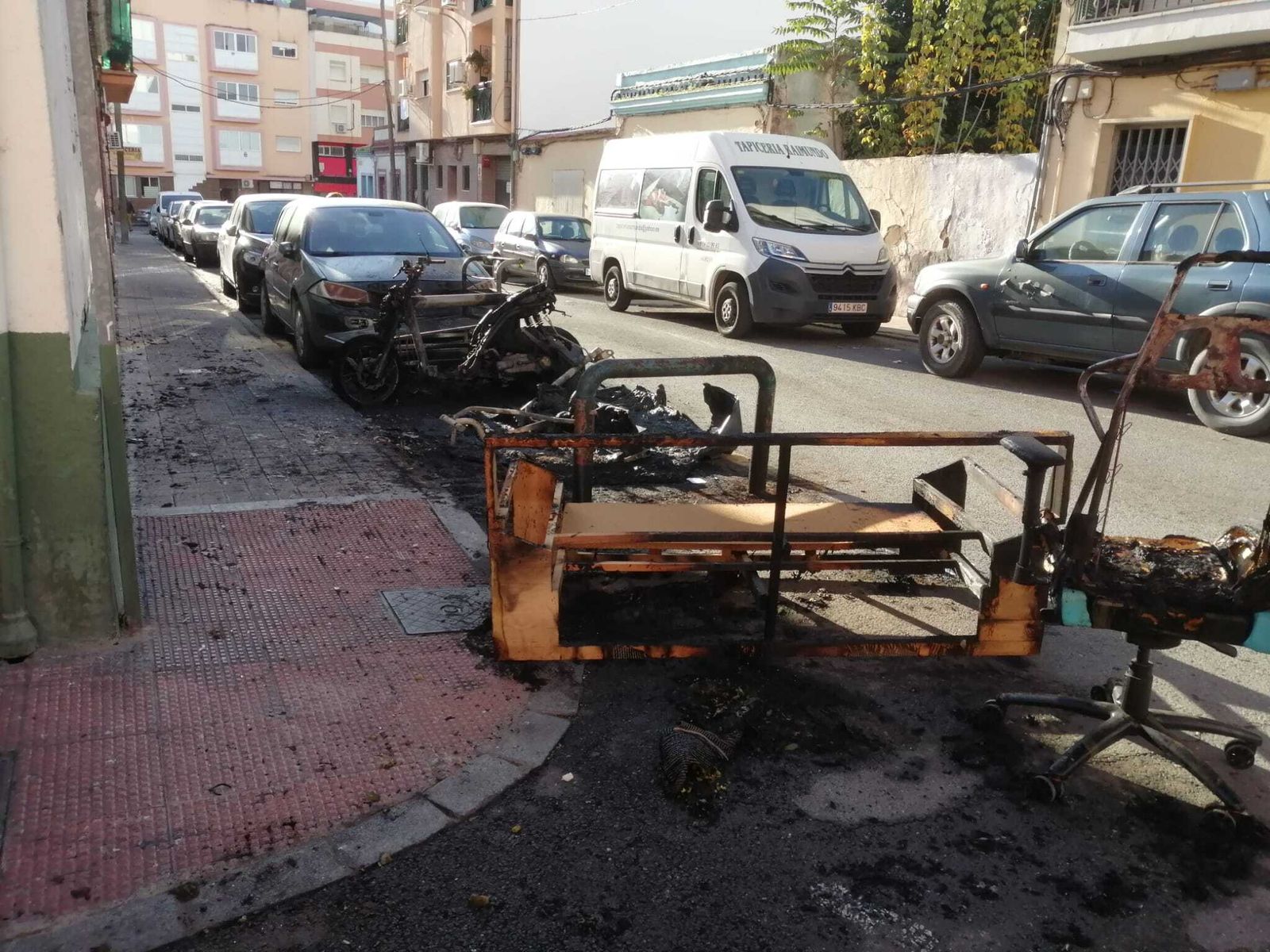 Un coche y una moto calcinados en plena Isla Chica.