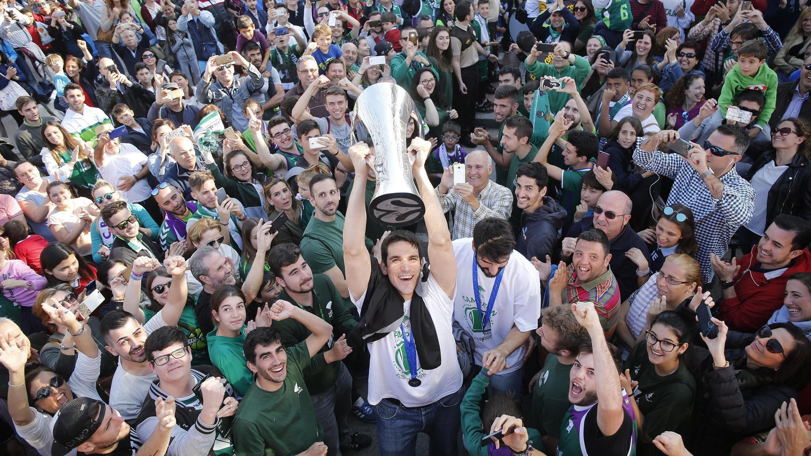 Carlos Suárez, con el título y rodeado de aficionados.
