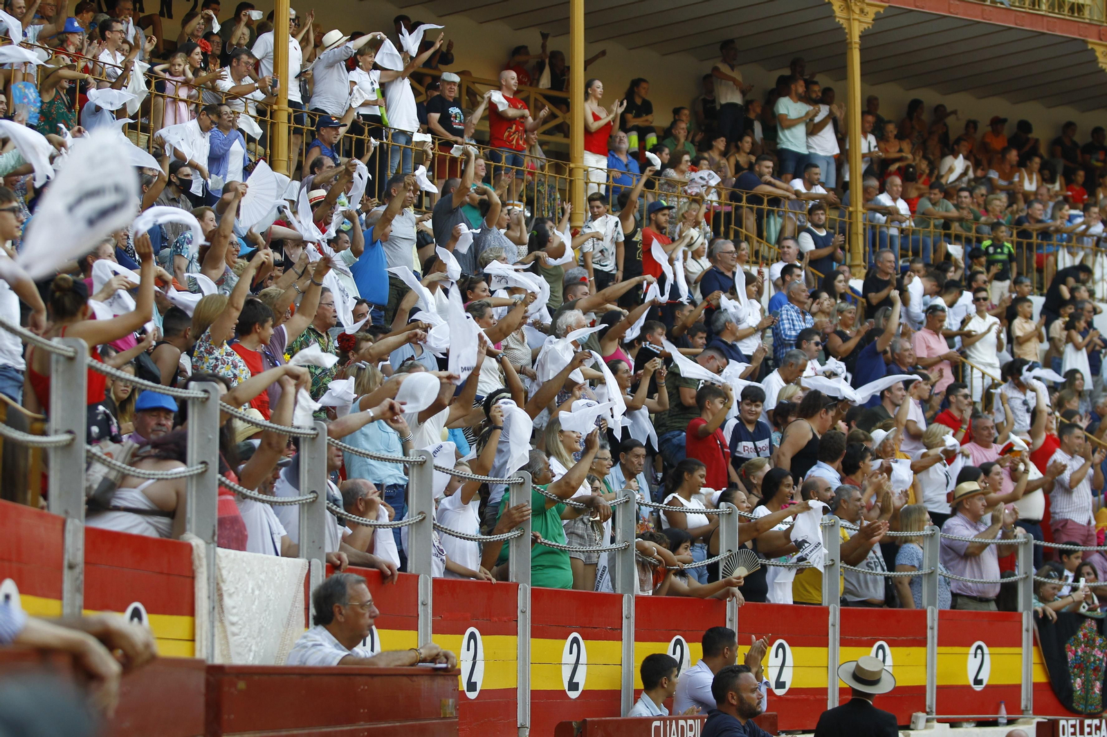 Imágenes del ambiente en la novillada organizada por la Escuela Taurina de Almería