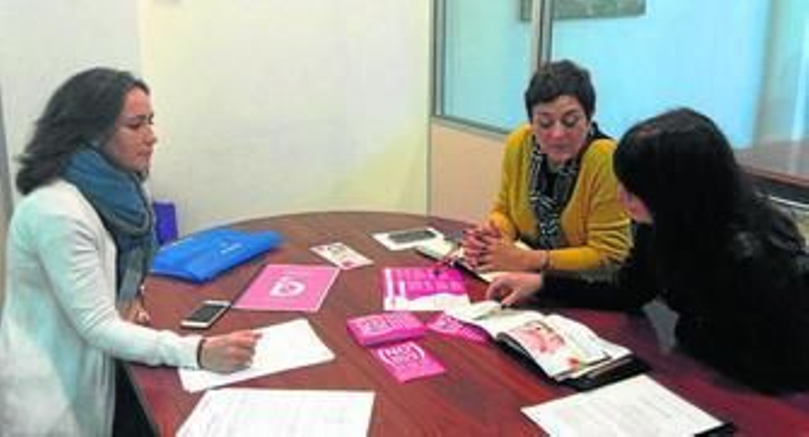 Un momento del encuentro entre representantes municipales y de Red Madre, ayer. Un momento del encuentro entre representantes municipales y de Red Madre, ayer.