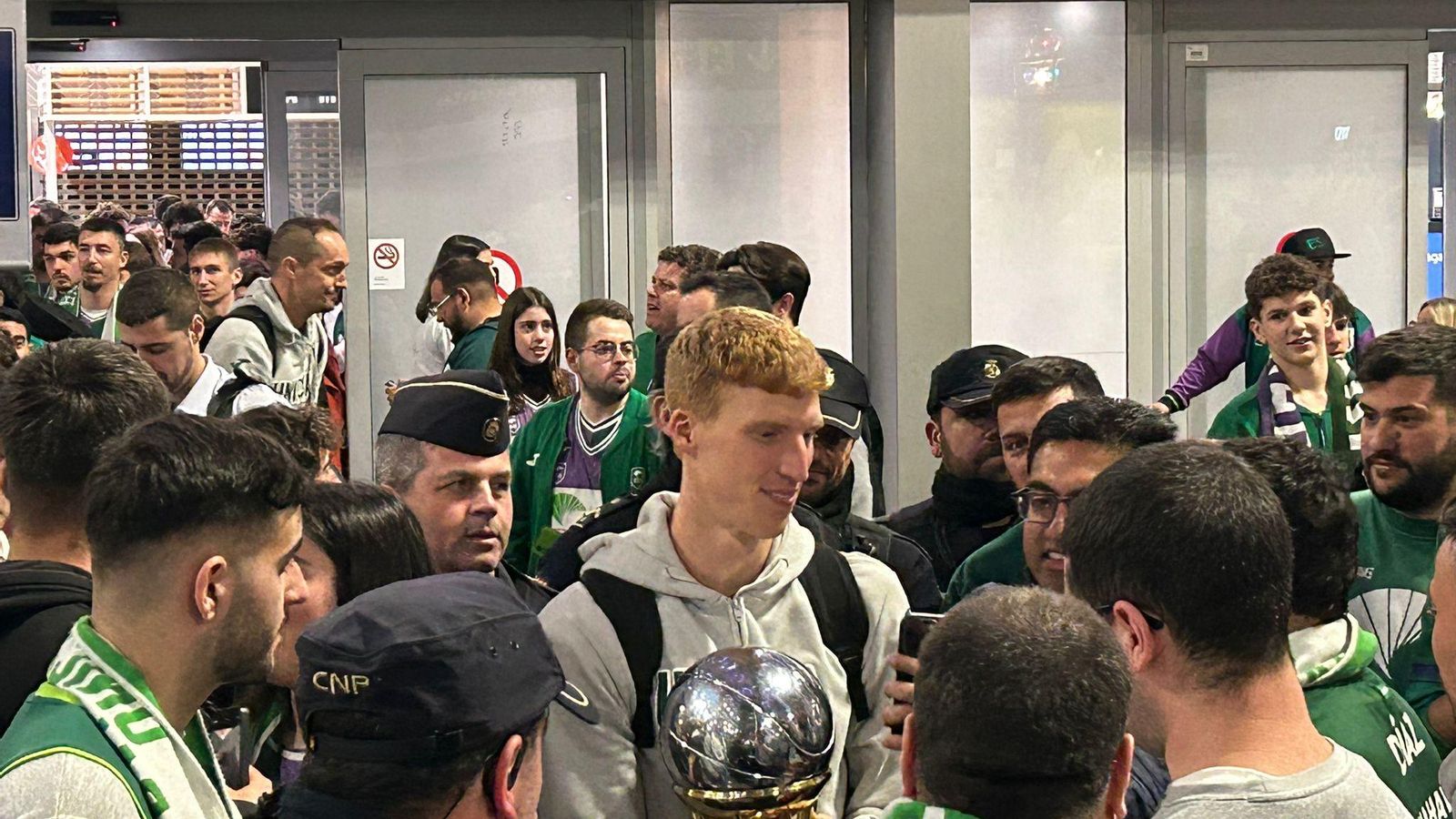 Alegría en la llegada del Unicaja al aeropuerto