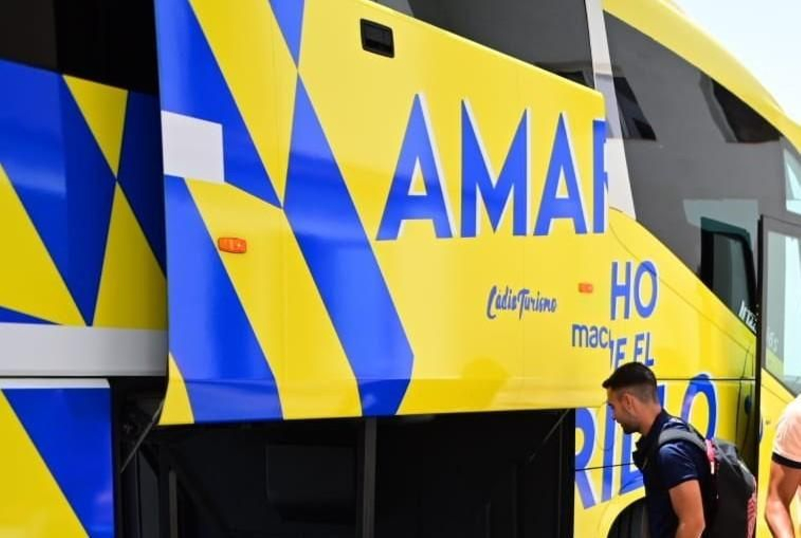 El autobús del Cádiz llega a un hotel de cocentración en una temporada anterior.