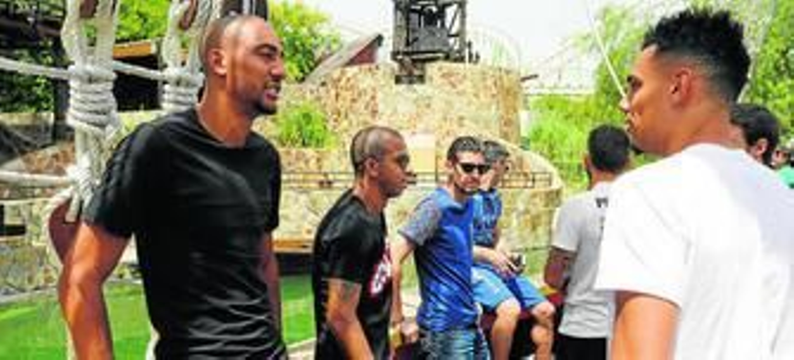 N'Zonzi charla con Kolodziejczak ayer en Isla Mágica. Al fondo, Mariano, Escudero y varios futbolistas de la plantilla sevillista.