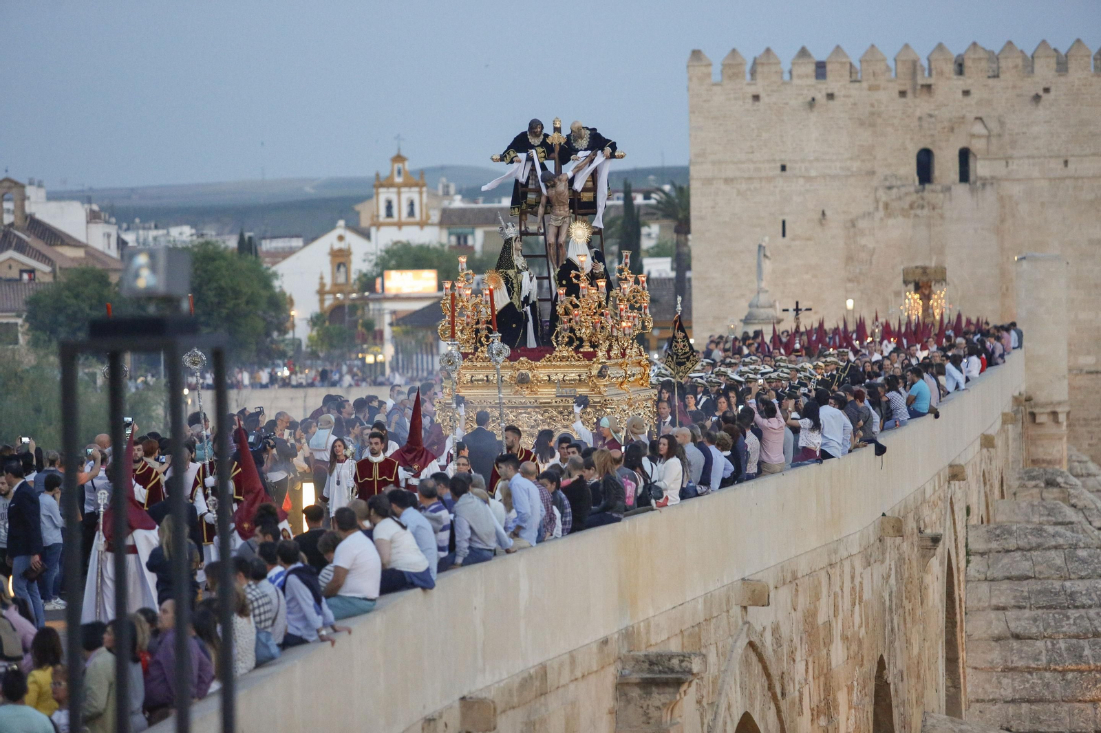 EL paso de misterio del Descendimiento avanza desde la Calahorra.