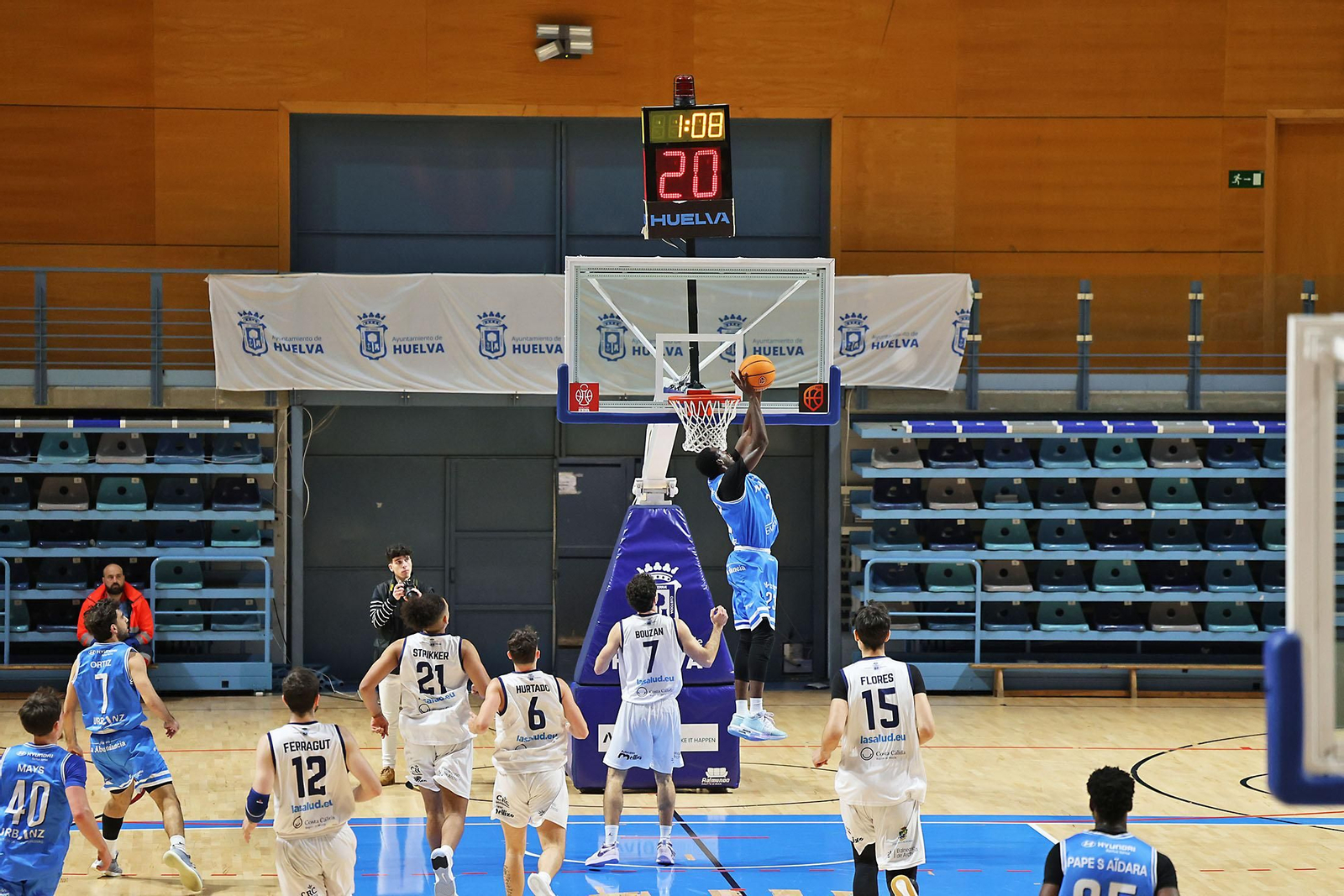 Imágenes del partido de baloncesto entre el Ciudad de Huelva y La Salud Archena