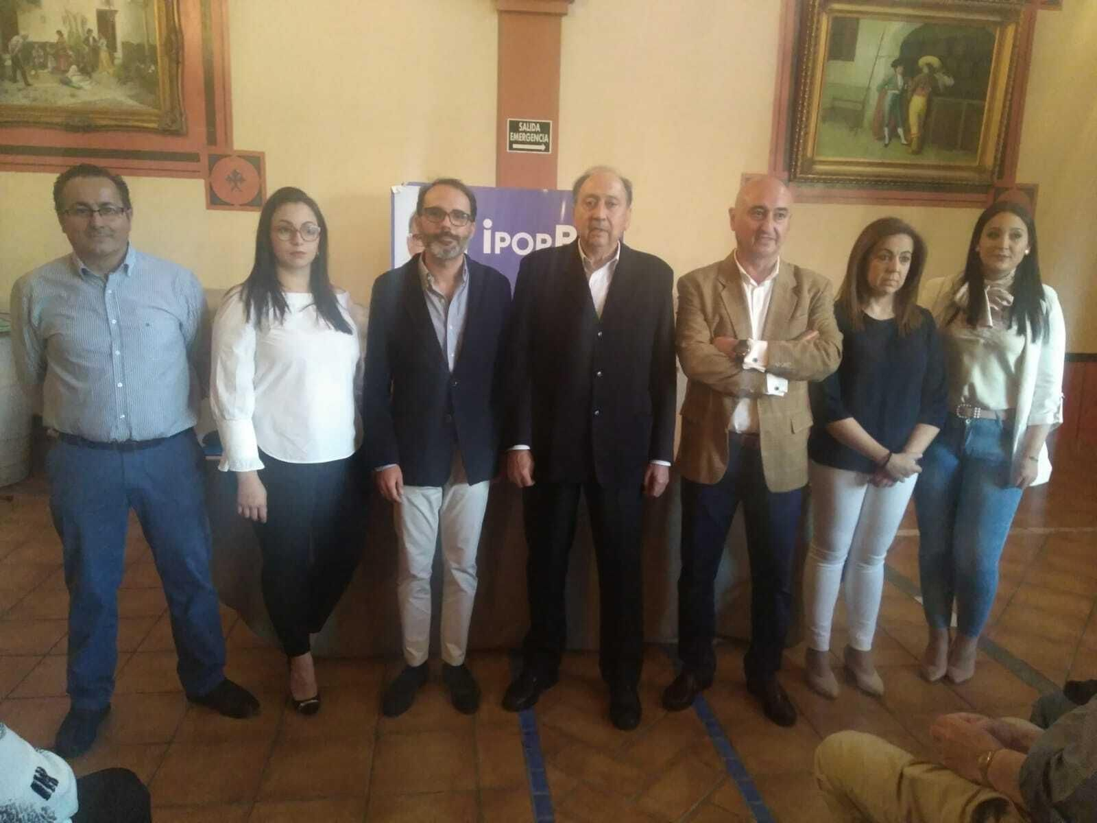 Luis Moreno, con integrantes de Iporba.