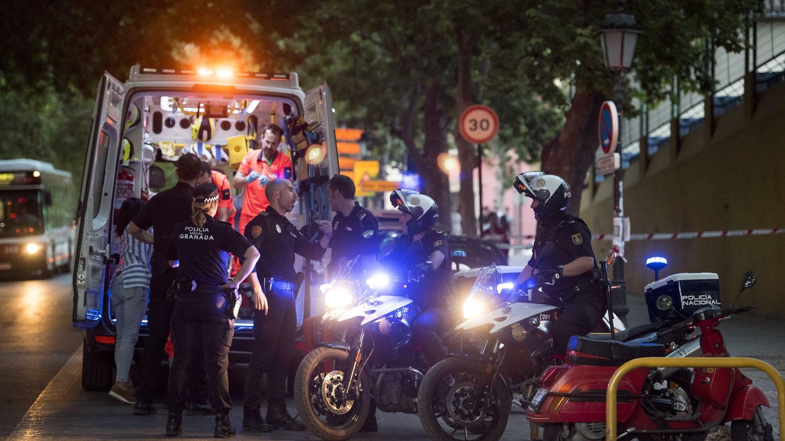Agentes de la Policía y sanitarios atienden a la mujer apuñalada.