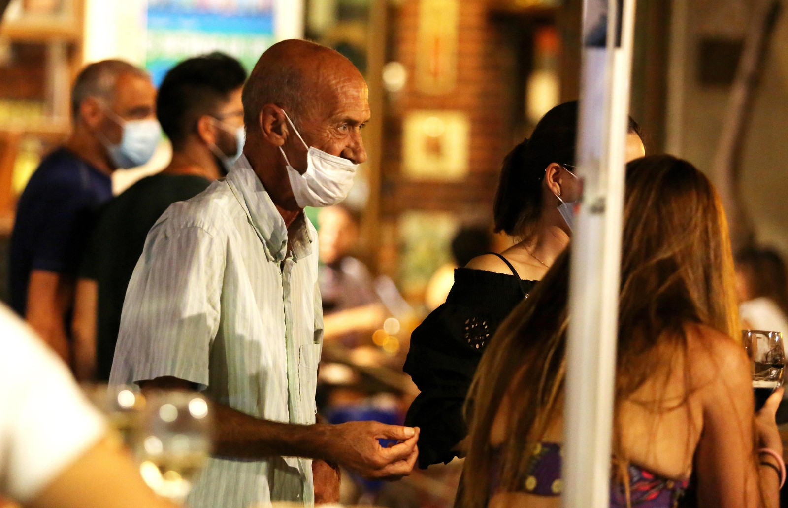 Un indigente pide limosna por el centro de Jerez.