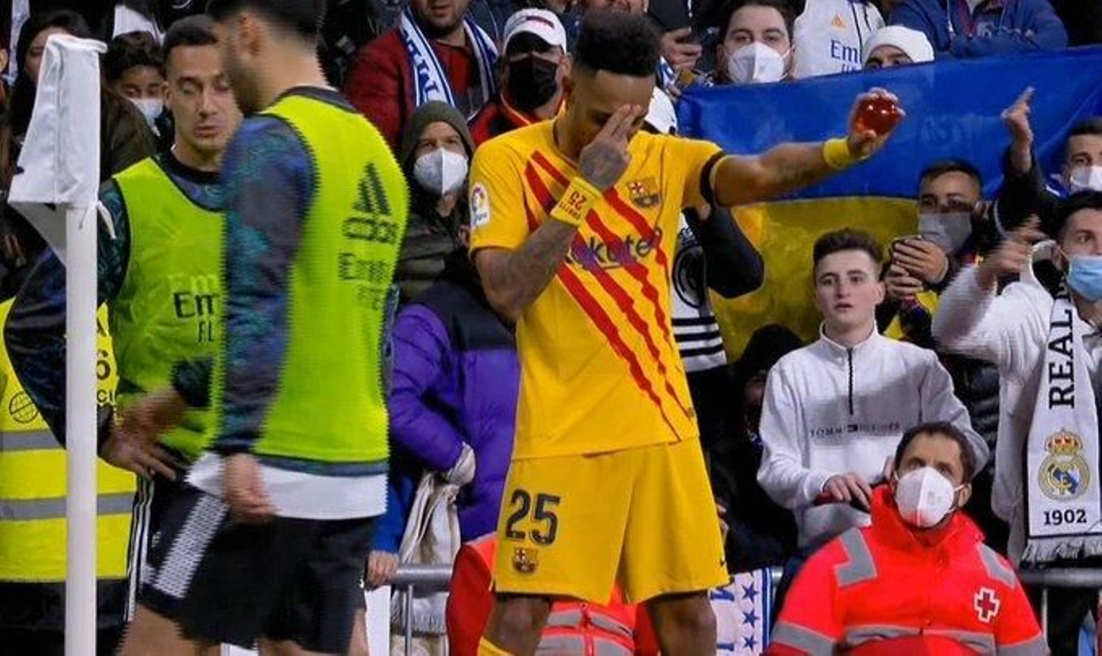 Aubameyang celebra un gol con una bola de dragón y emulando a Kakarot