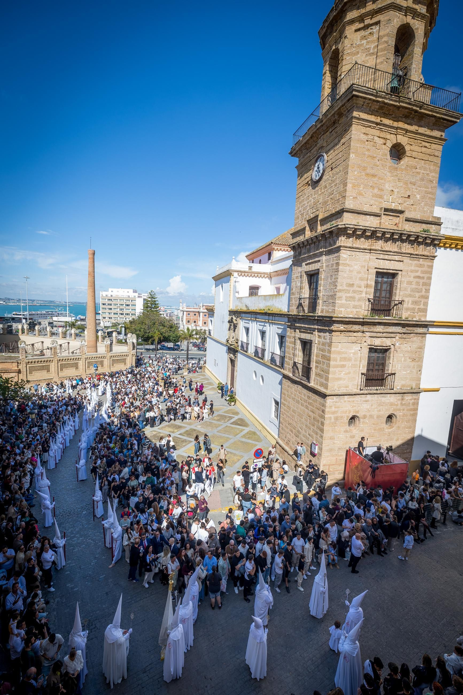 Imágenes de la salida de la Sagrada Cena en la Semana Santa de Cádiz 2025