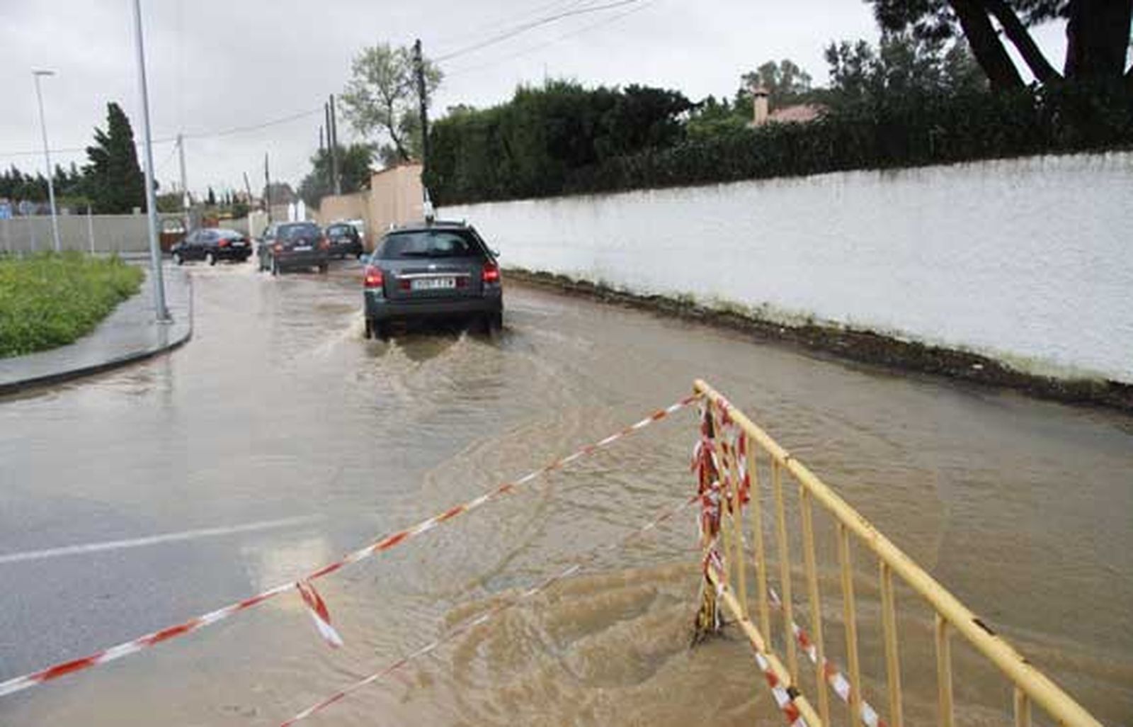 Chiclana se lleva la peor parte de las intensas lluvias que afectan a la provincia, provocando cortes de carreteras, desalojos de casas y crecidas de los ríos

Foto: Sonia Ramos/A.Mora/Rioja