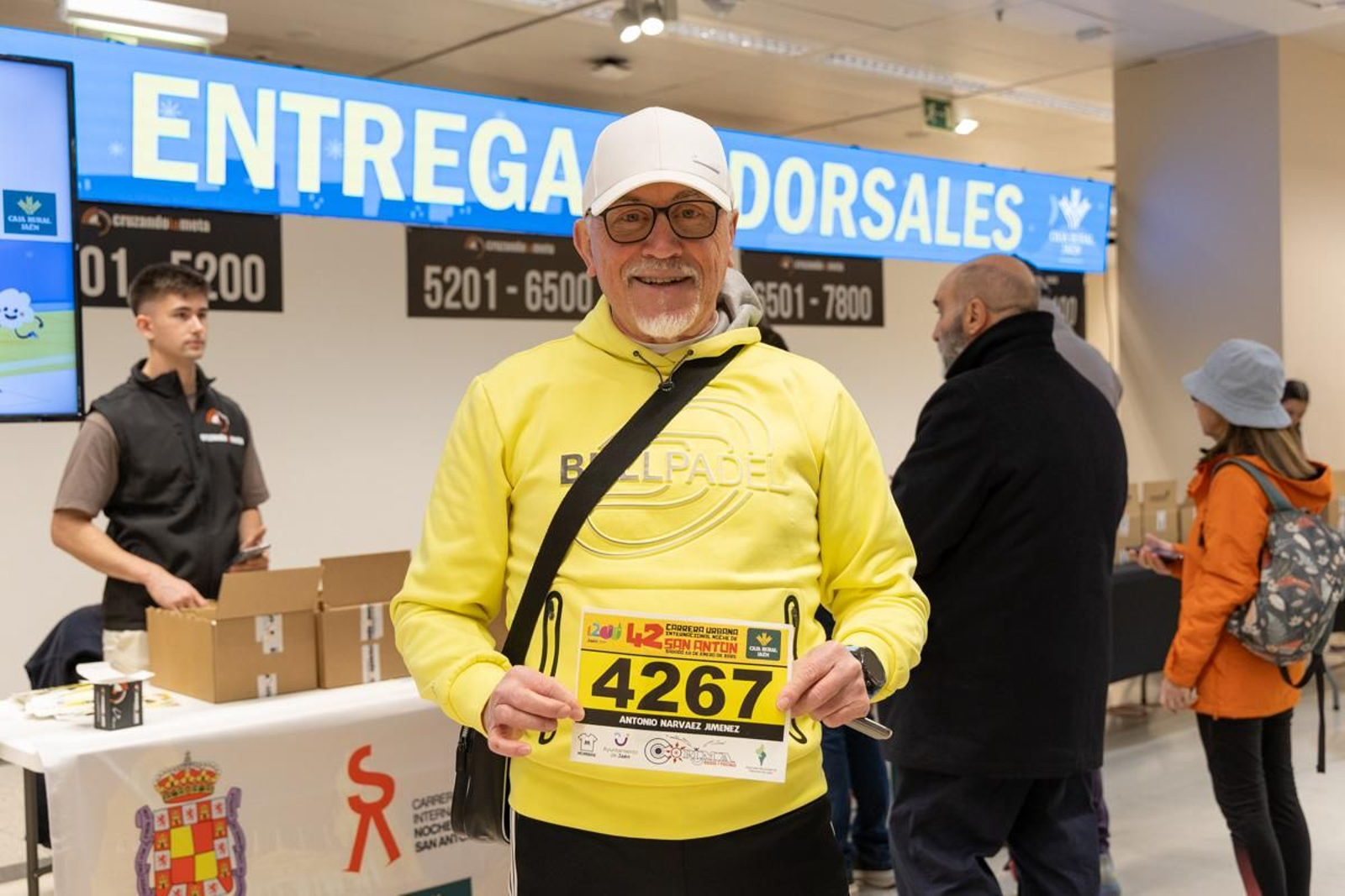 En imágenes: buen ritmo en el inicio de la recogida de dorsales para la Carrera de San Antón