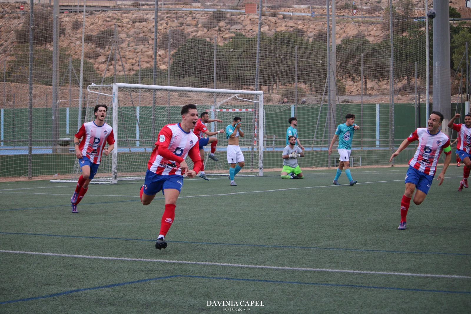 Los rojiblancos de pantalón azul celebran uno de sus goles en su victoria frente al Casabermeja.