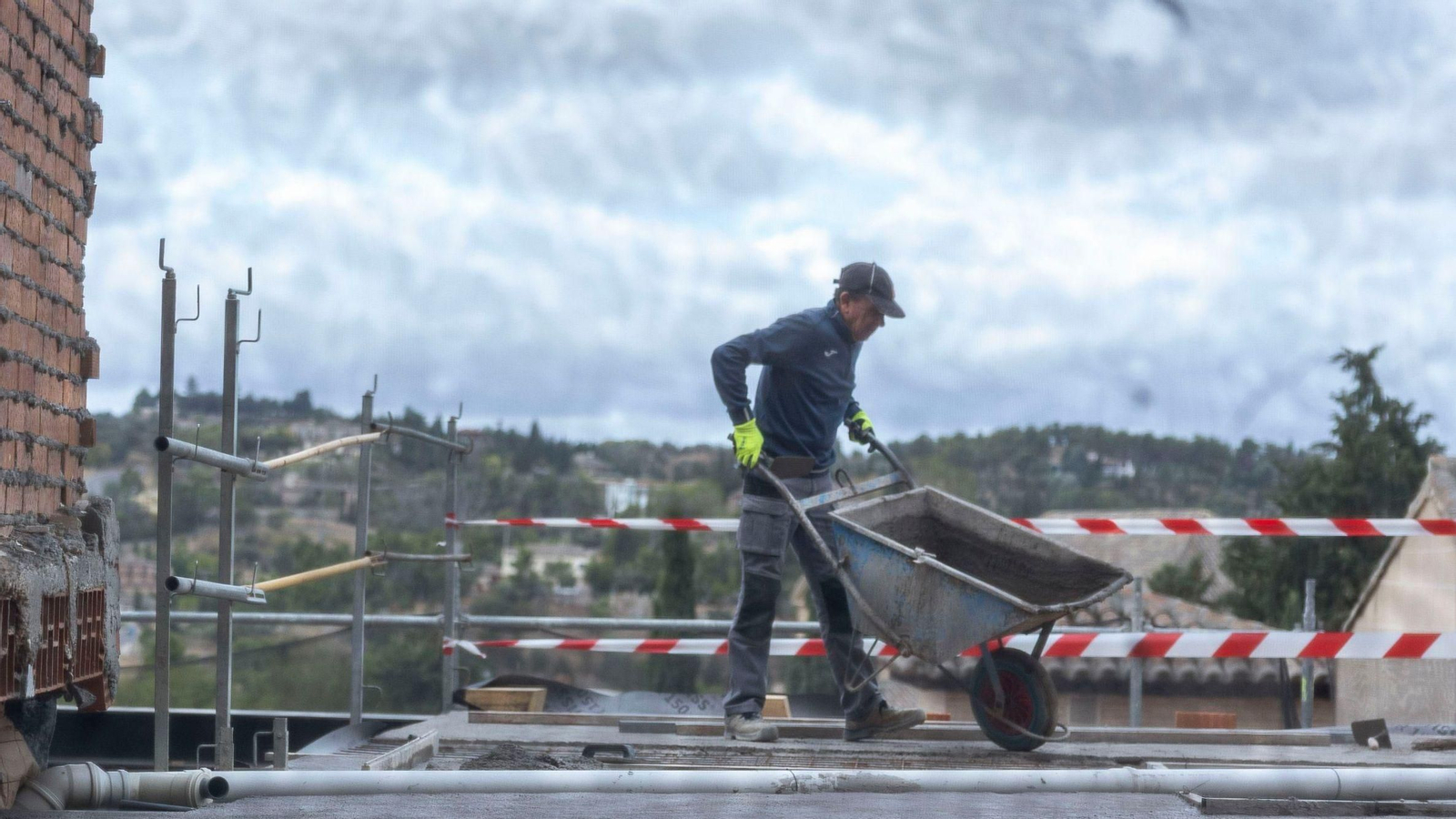 Un hombre trabaja en la construcción.