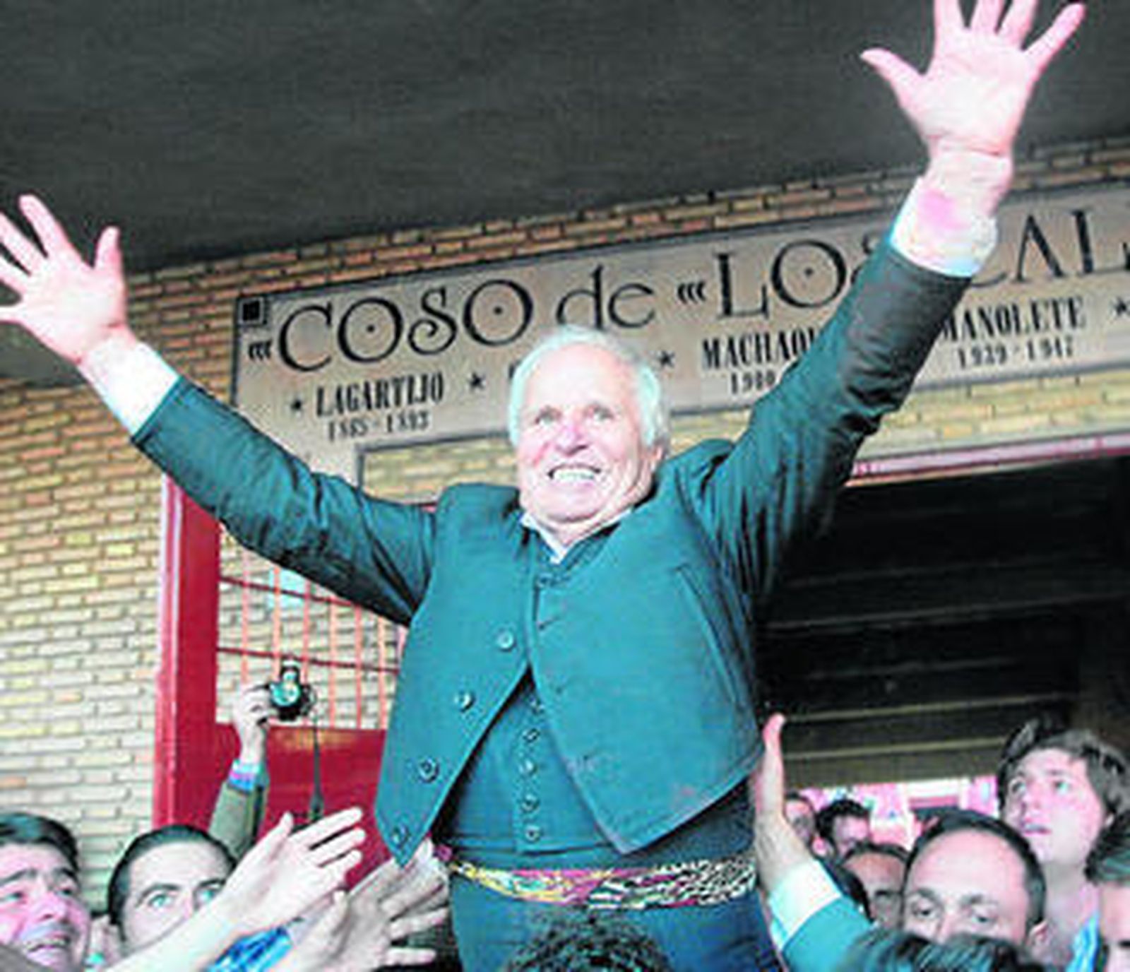 El Cordobés, en su salida a hombros tras el festival celebrado en Los Califas.