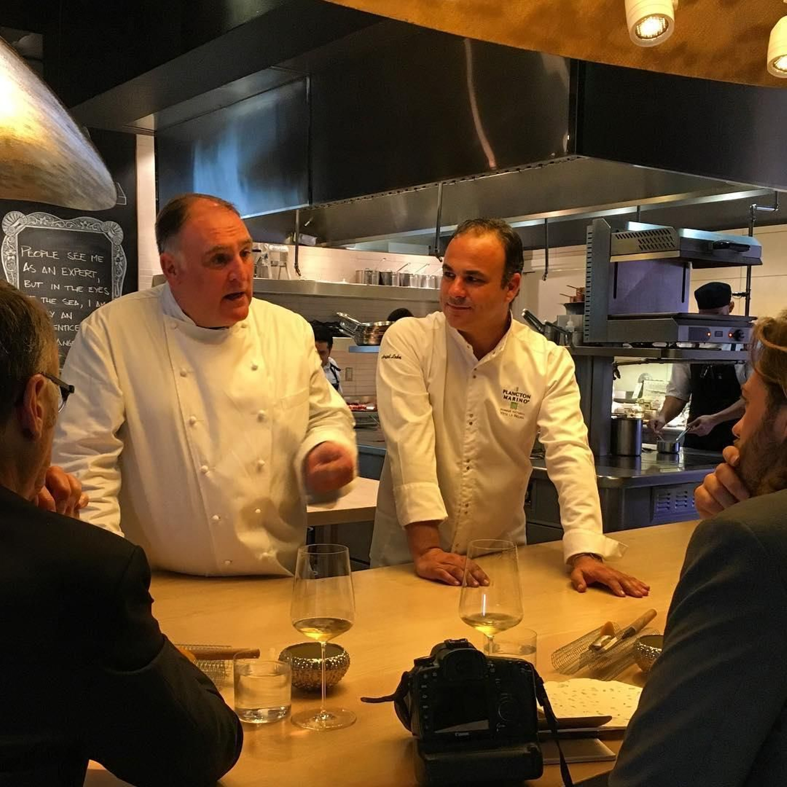 Los chefs José Andrés y Ángel Léon durante un 'showcooking' en Barbate en 2018. Los chefs José Andrés y Ángel Léon durante un 'showcooking' en Barbate en 2018.