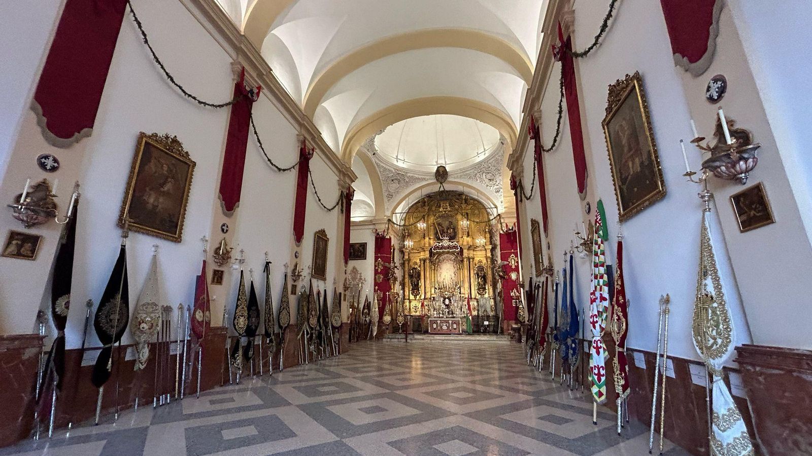 La misa estacional contó con la representación de cincuenta hermandades.