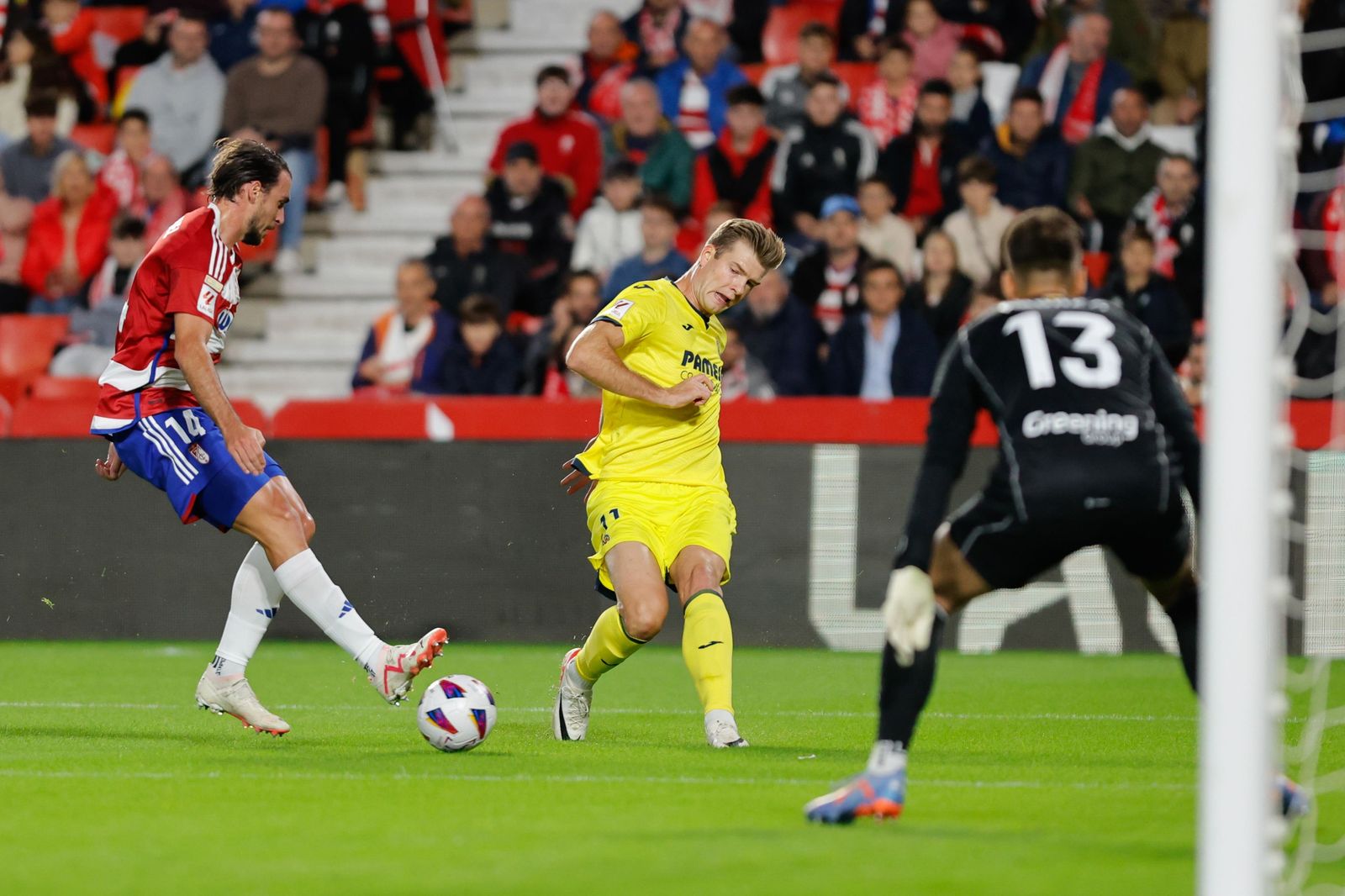 Un ataque del Villarreal en el partido de la primera vuelta en Granada