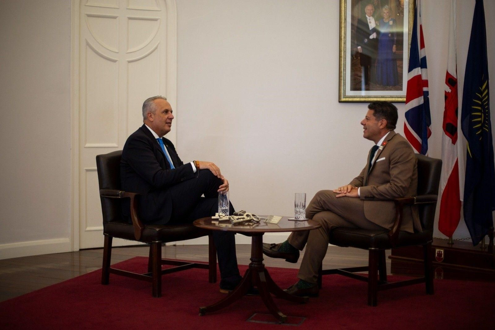 El alcalde de San Roque, Juan Carlos Ruiz Boix, en una reunión con el ministro principal de Gibraltar, Fabian Picardo (2023).