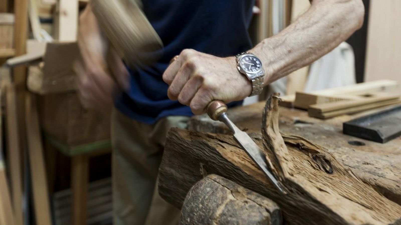Trabajo sobre la madera en un taller del Pelícano.