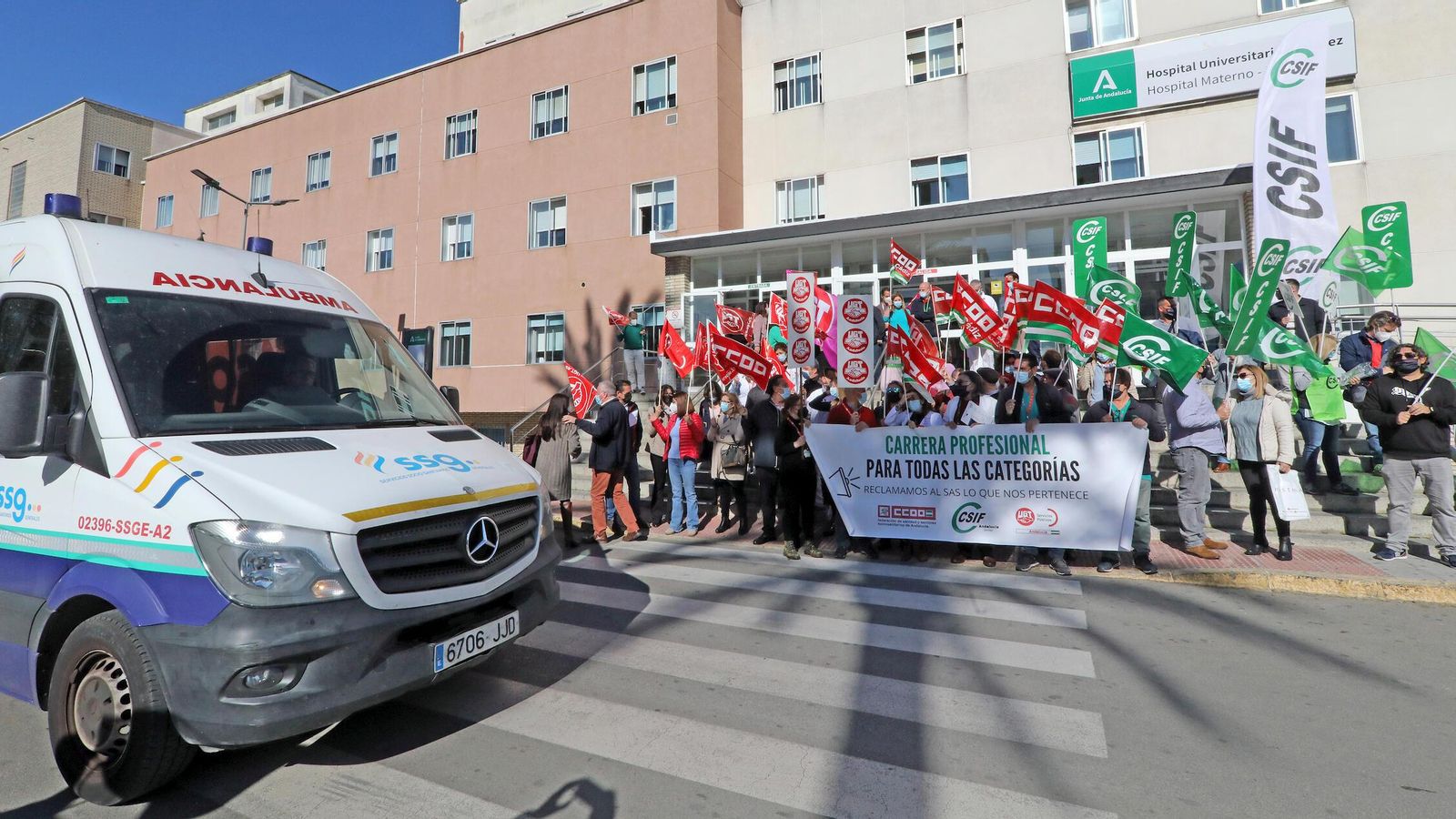 Concentración de CSIF, CCOO y UGT en el Hospital Universitario de Jerez.