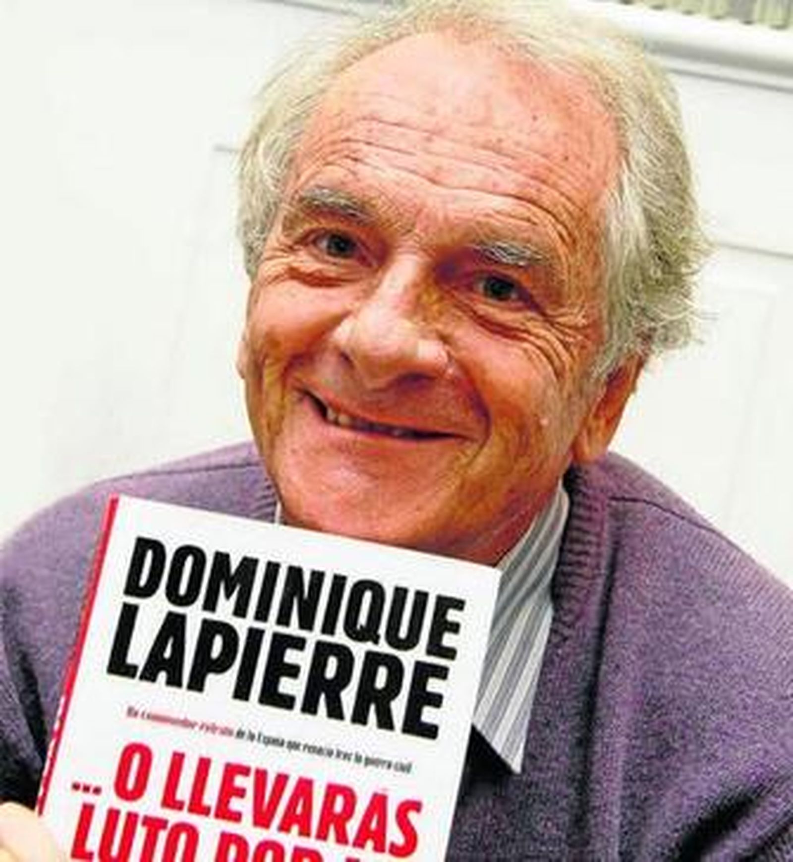 Dominique Lapierre, con un ejemplar de la obra.
