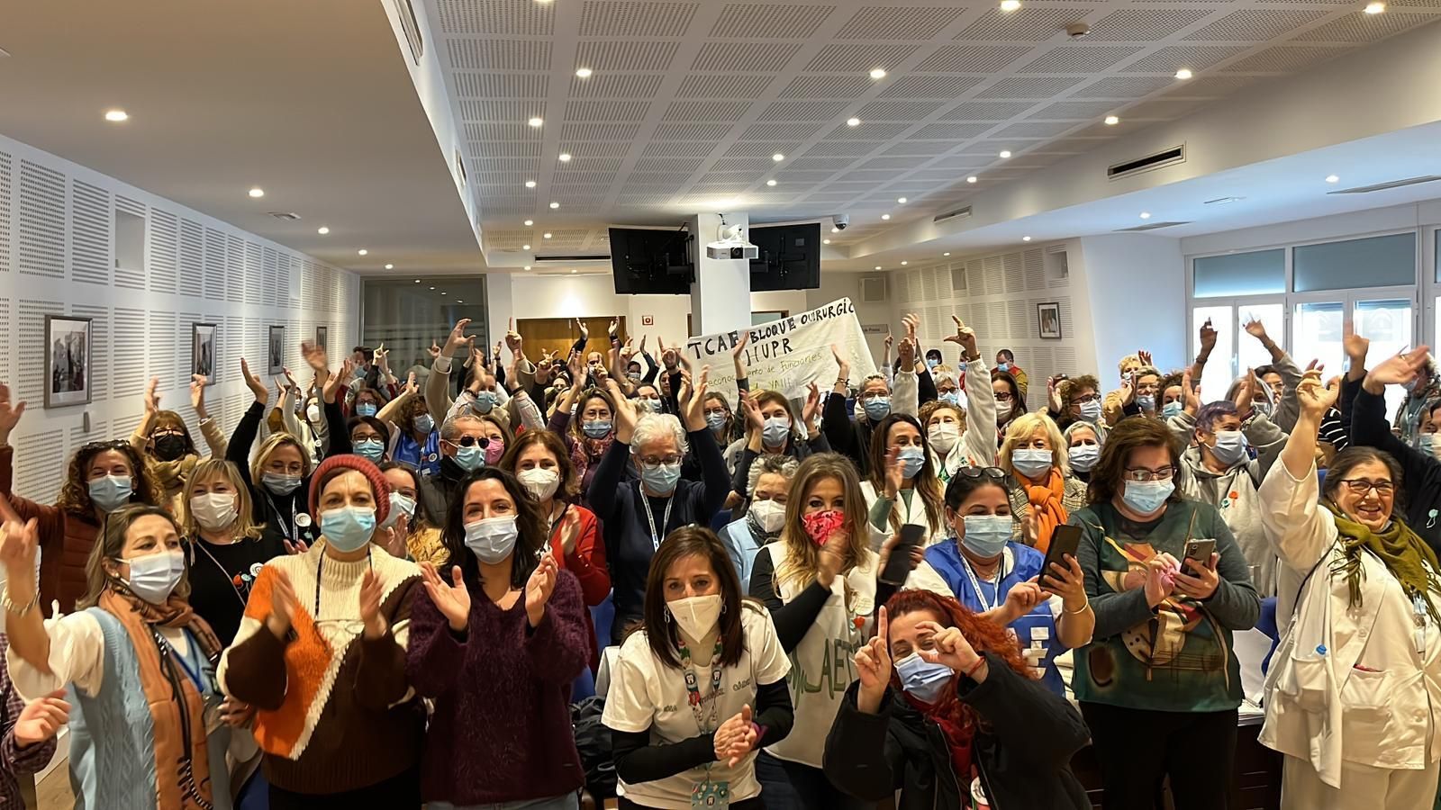 Técnicas de Cuidados  Auxiliares de Enfermería encerradas en el salón de actos del Hospital Puerta del Mar de Cádiz.