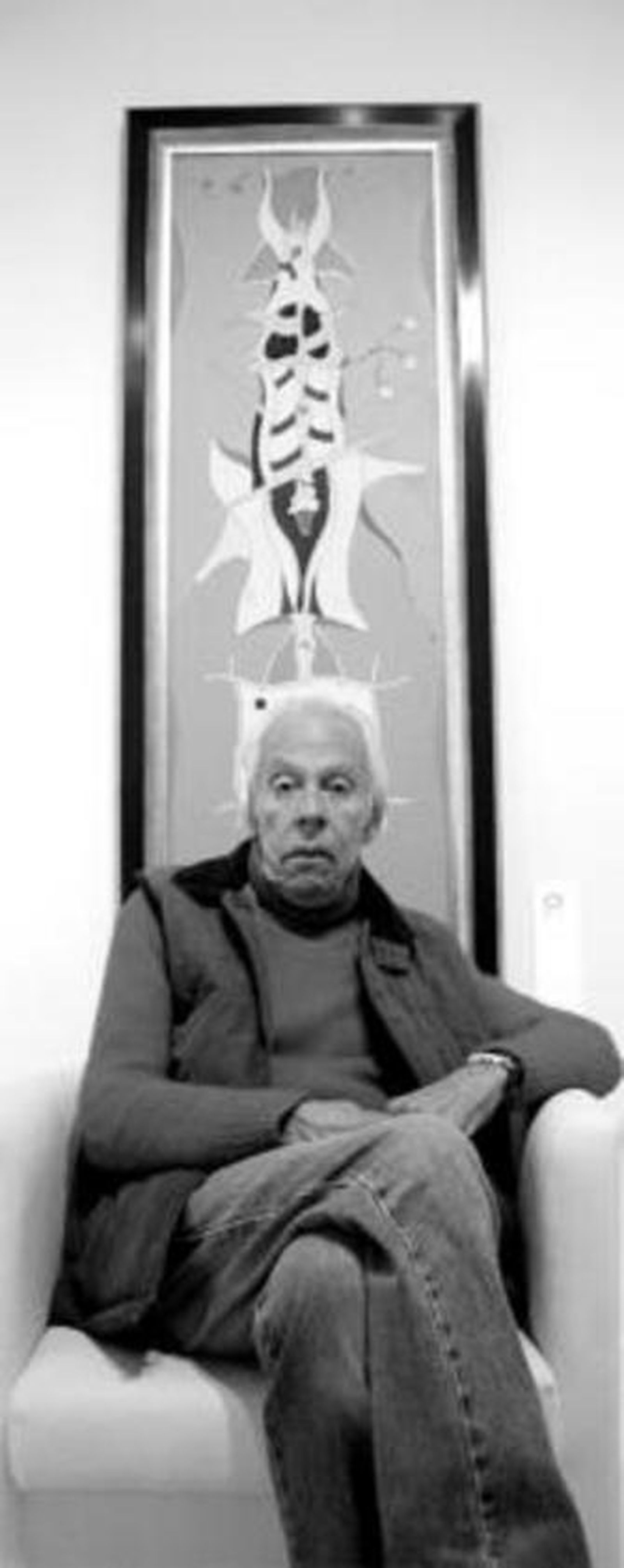 Jorge Camacho ante uno de sus cuadros.