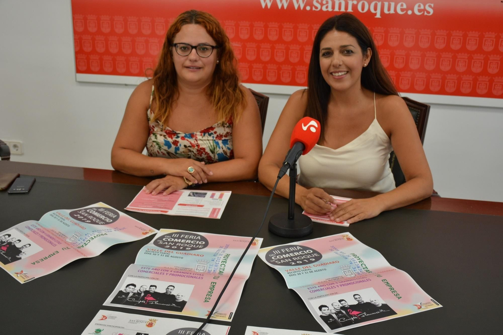 Mónica Córdoba y Belén Jiménez en el acto de presentación de la III Feria de Comercio de San Roque.