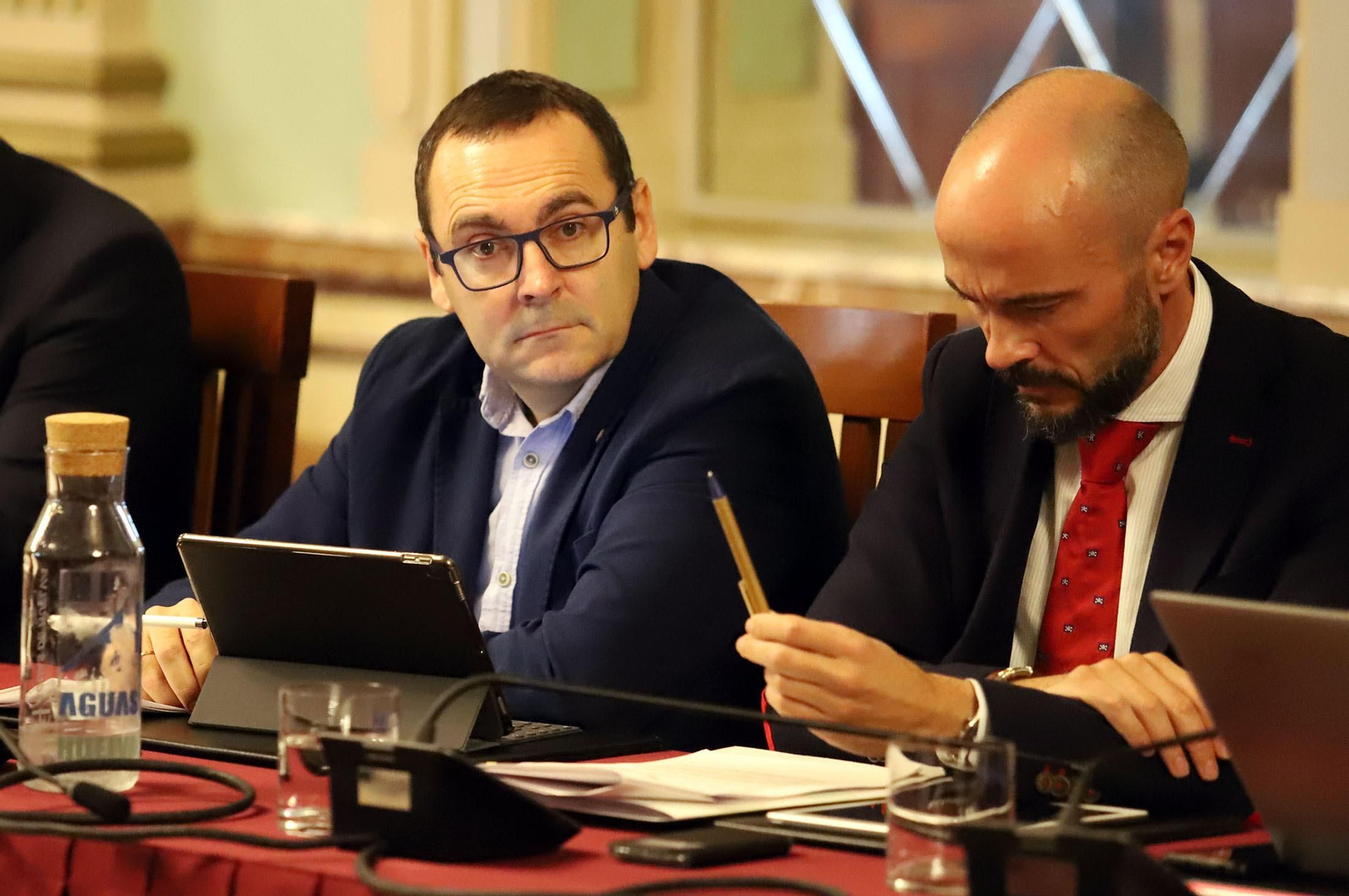 Imágenes del pleno del Ayuntamiento de Huelva