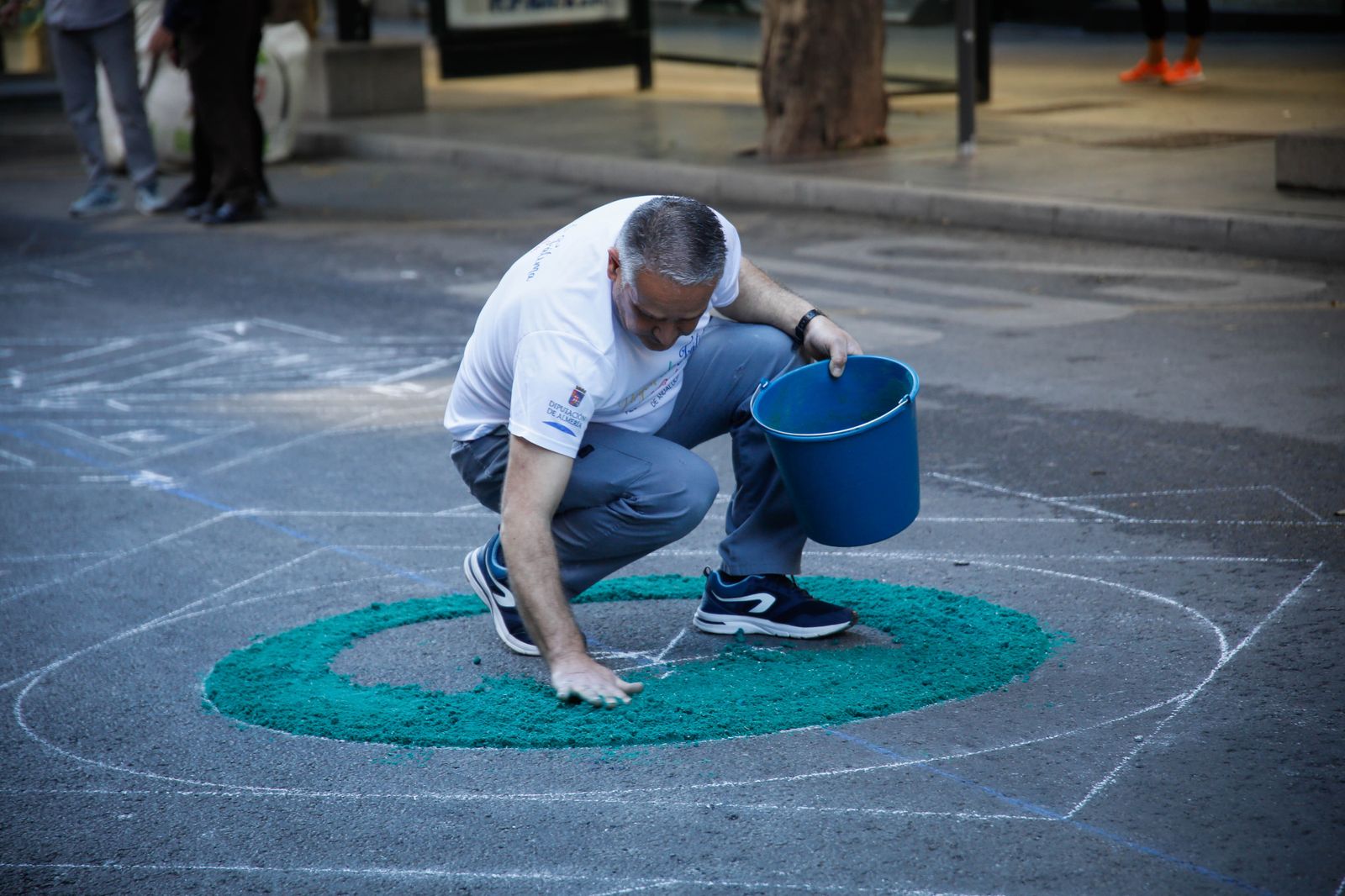 Así es la alfombra de serrín de 60 metros en el Paseo de Almería, en imágenes.