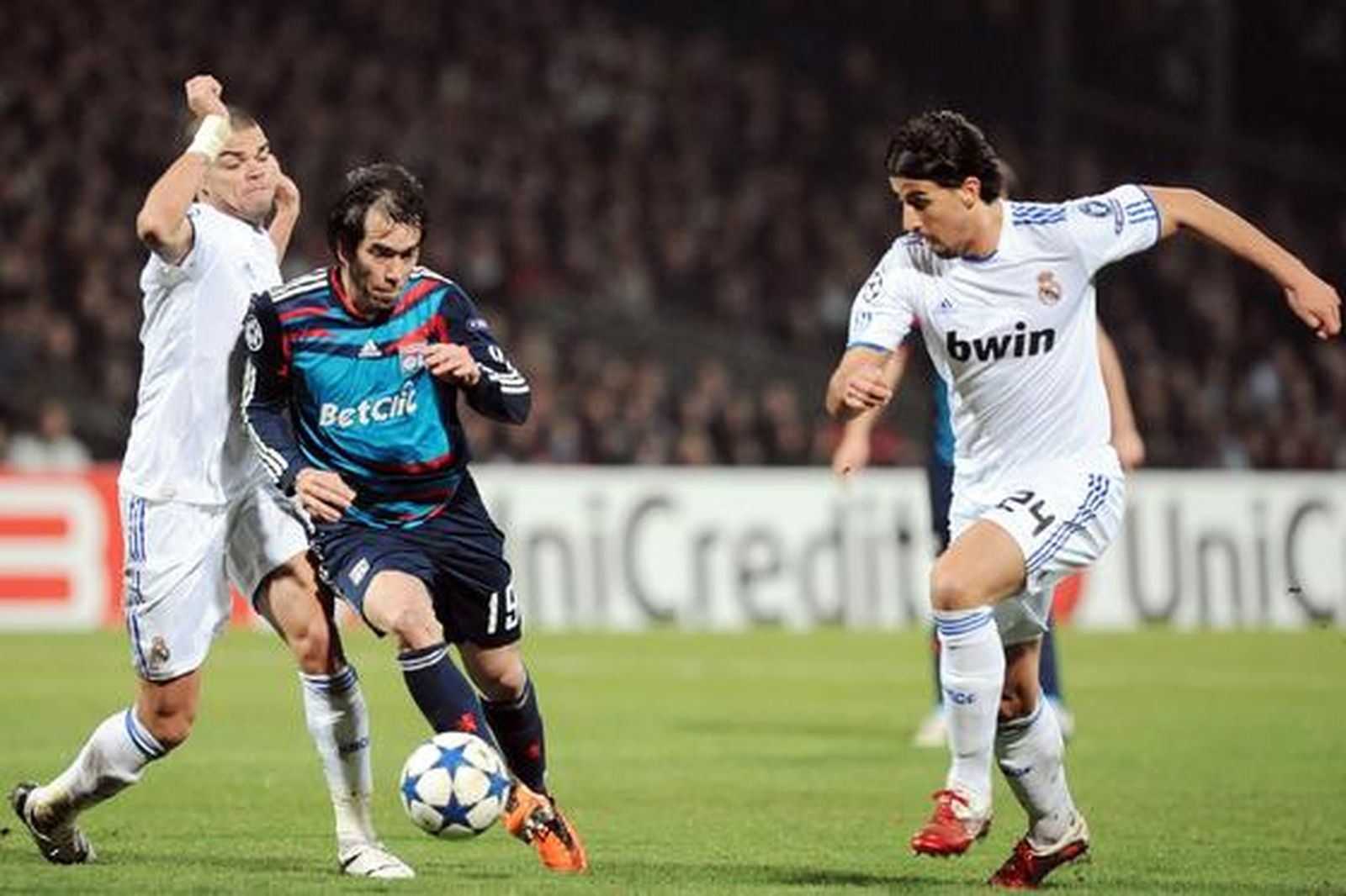 El Real Madrid empata en Lyon y pone medio pie en los cuartos de final de la 'Champions'. / AFP