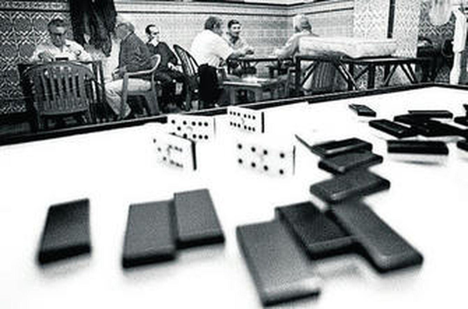 El dominó es uno de los juegos con más aceptación entre los peñistas.