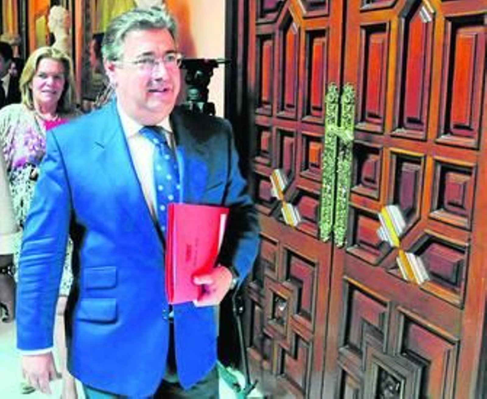 El alcalde, Juan Ignacio Zoido, con la delegada de Hacienda, Asunción Fley, en una imagen reciente.