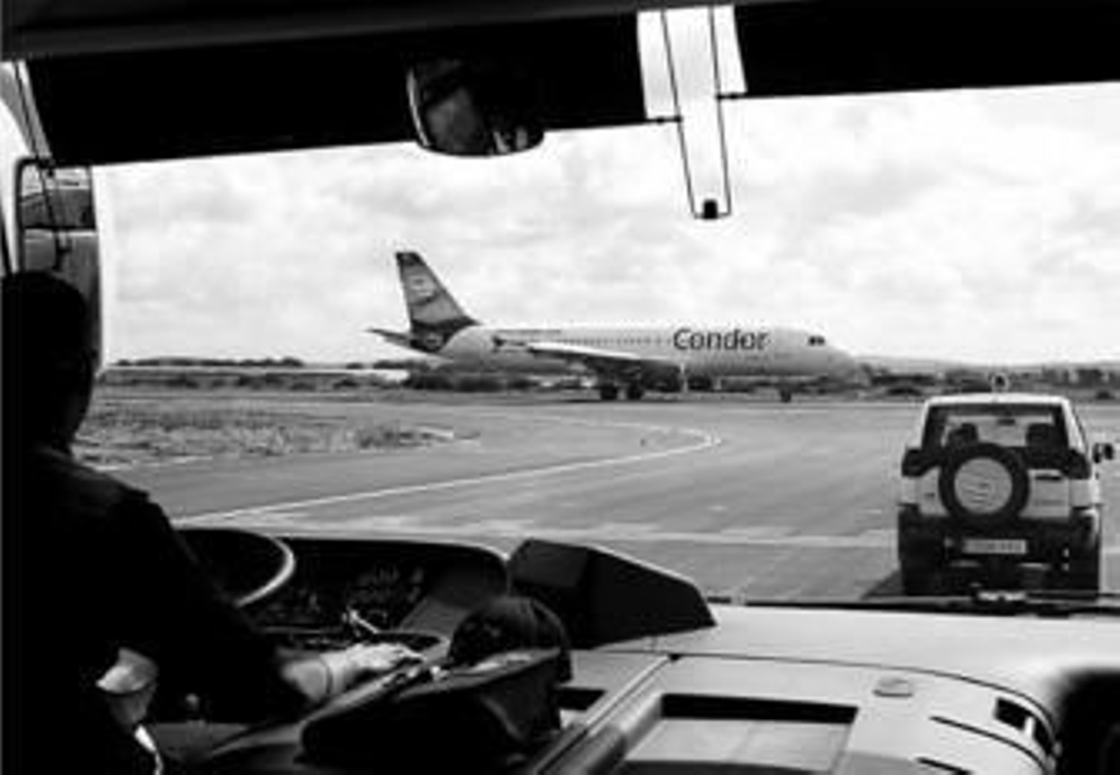 Un avión que despega en el aeropuerto de Jerez, observado desde un autobús.