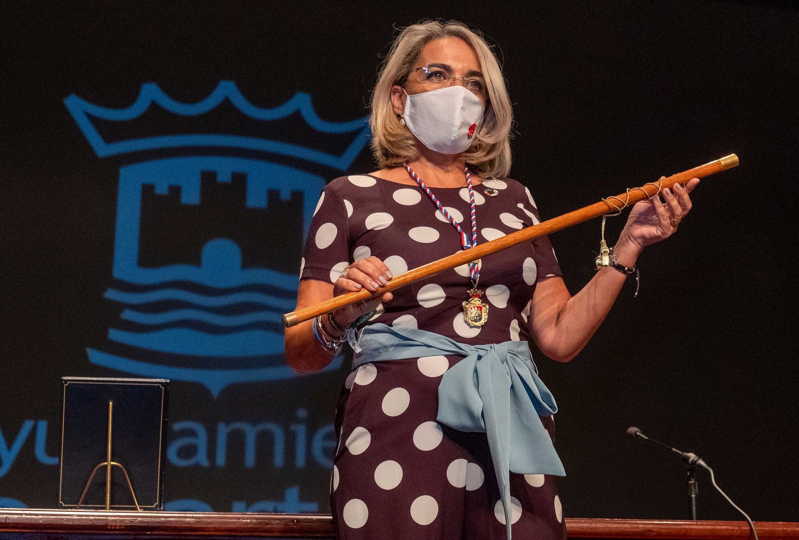 Josefa González Bayo, con el bastón de mando de Cartaya.