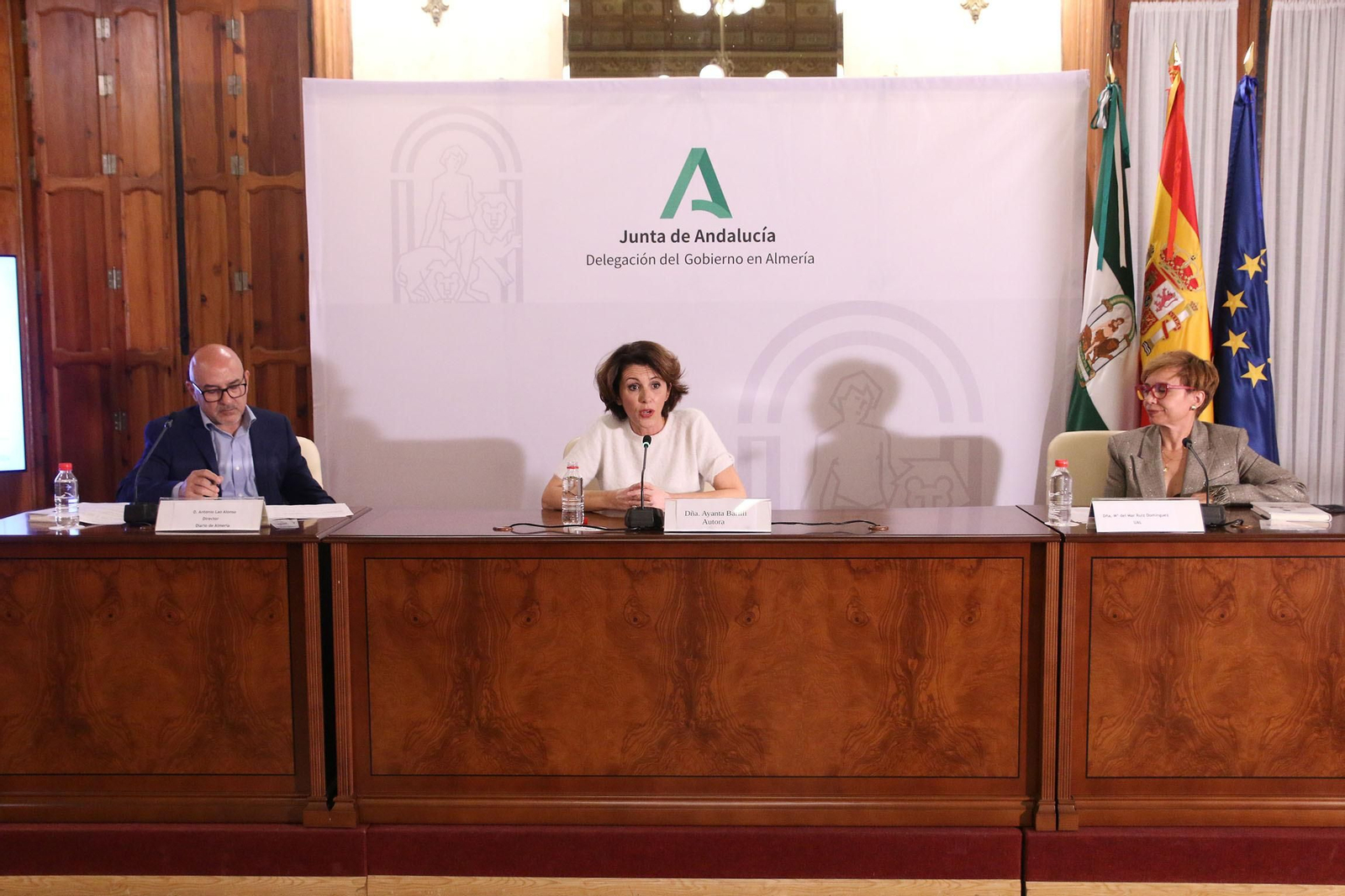 Ayanta Barilli entre Antonio Lao y María del Mar Ruiz.