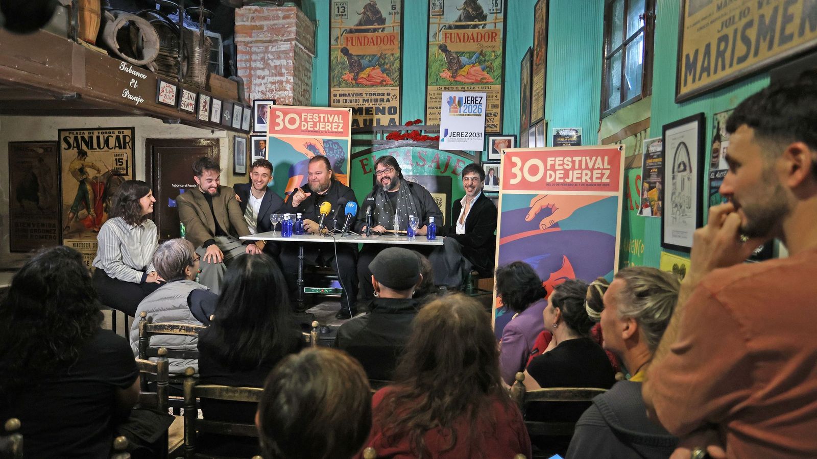 Ezequiel Benítez, en el Tabanco El Pasaje entre los hermanos Diego y Hugo Aguilar y Rafael Estévez y Valeriano Paños.