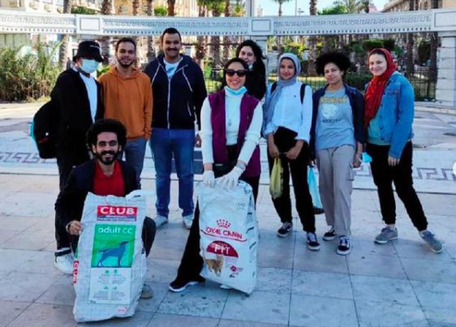 Los perros y gatos callejeros de El Cairo también rompen el ayuno en Ramadán