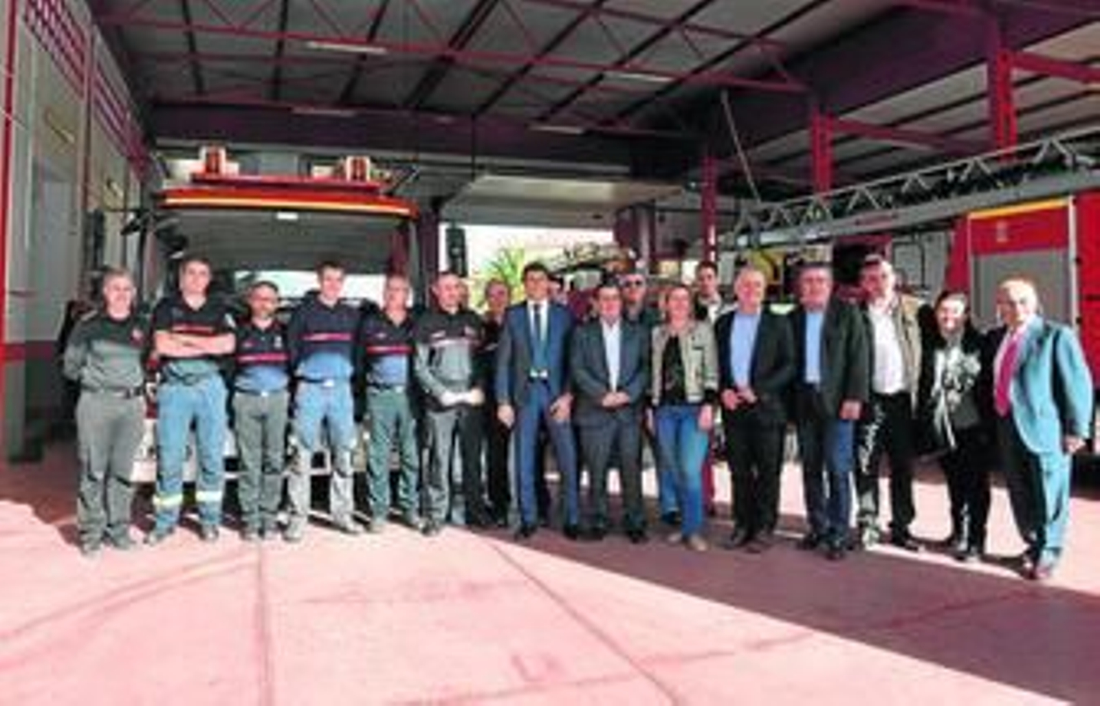 Posado de familia en el acto de visita a las nuevas instalaciones del Parque de Bombero de Guadix.