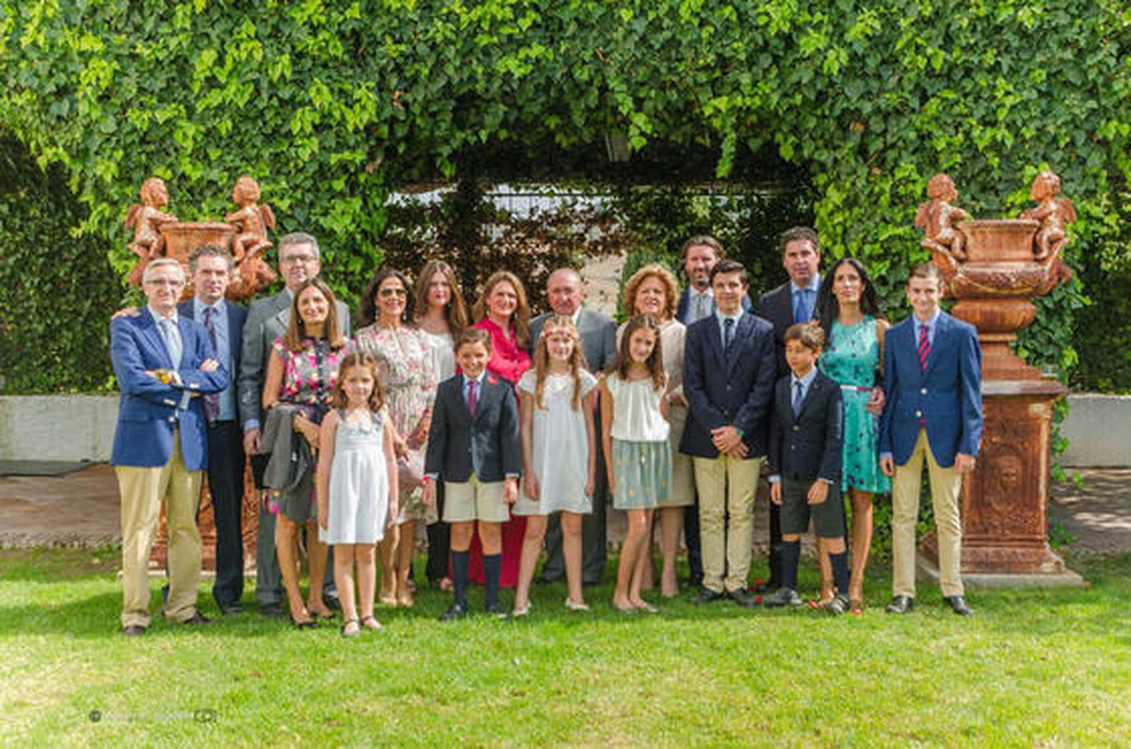 El matrimonio José Luis Mozo Gutiérrez y Dolores Cervera Jarava, con sus hijos Javier, Inmaculada, Manuel, Vichy y Pablo Mozo Cervera, Pablo Martín Rubio, Beatriz Ruiz Calderón, Marta Jiménez, Berta Pangunsion, Lola, Álvaro e Inmaculada Martín, Ignacio, Marta, Victoria, José Luis, Reyes y Pablo Mozo.  Foto: Ignacio Casas de Ciria